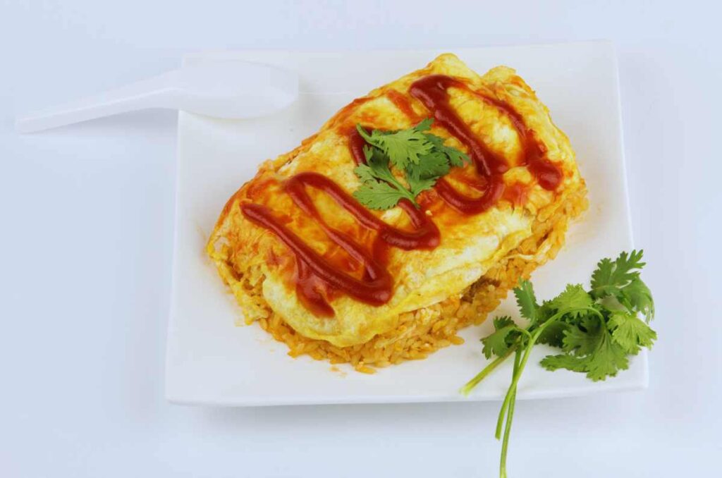 Omurice tradicional con cátsup