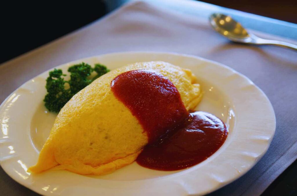 Omurice: la fusión de arroz frito y tortilla en la cocina japonesa