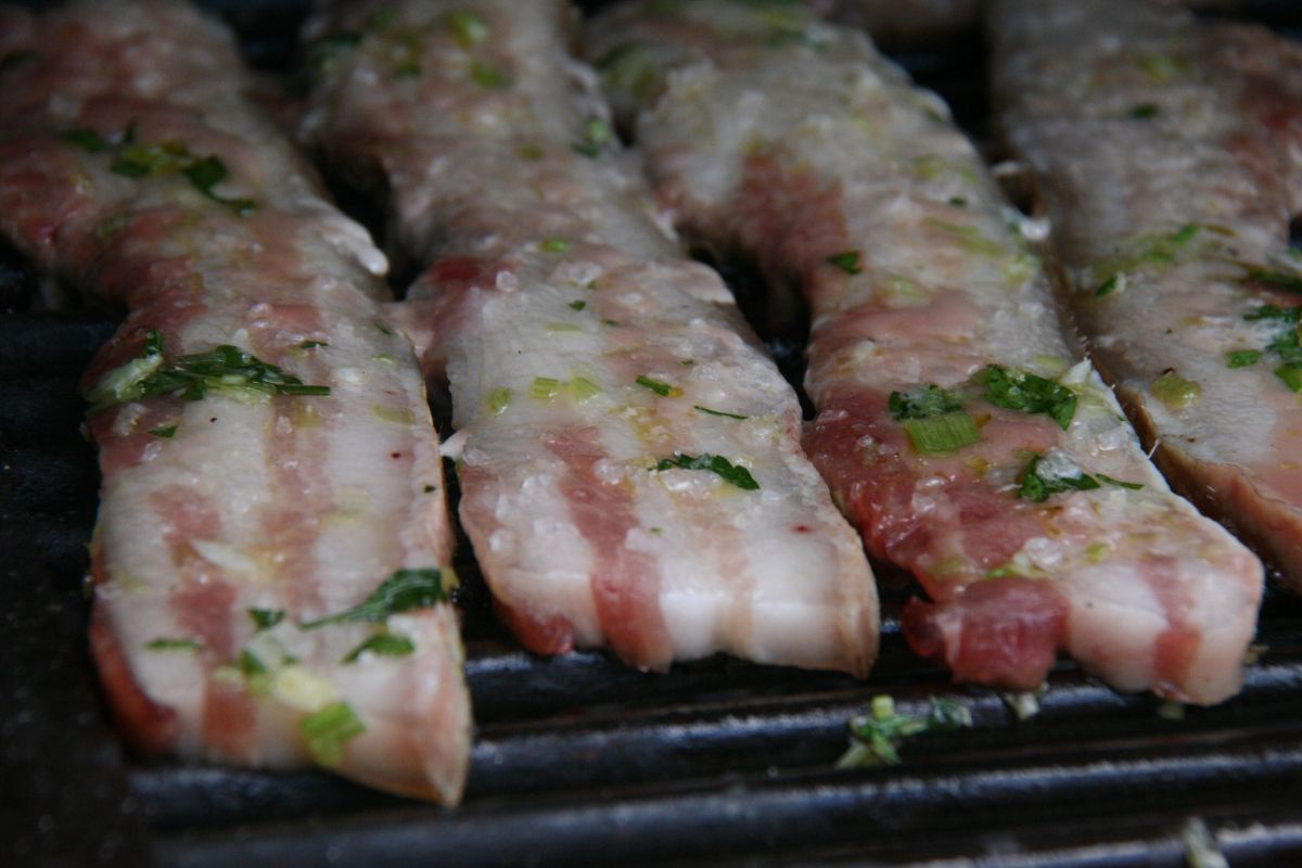 Pancetta a las brasas. Foto de Flickr.