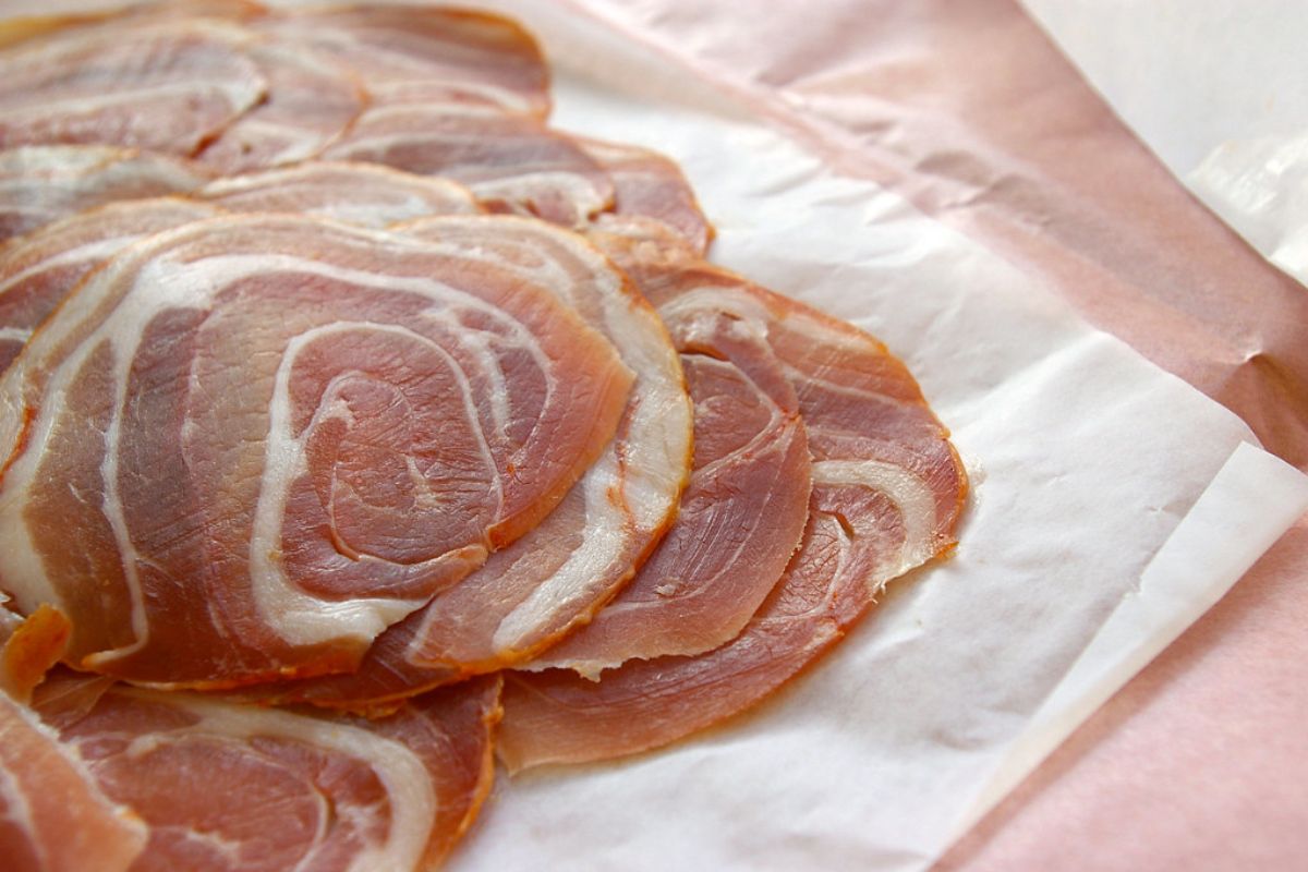 Pancetta fresca para cocinar. Foto de PxHere.