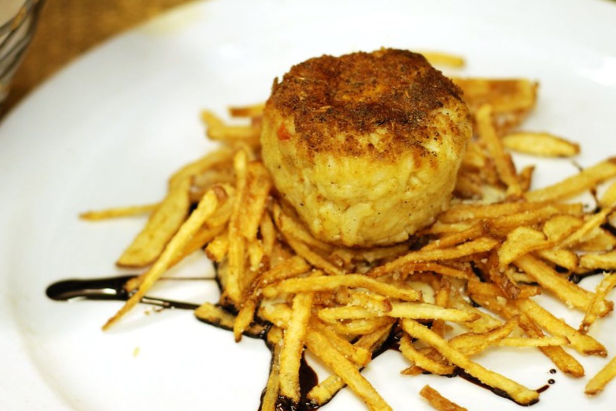 Pastel de cangrejo con papas fritas. Foto de Flickr.