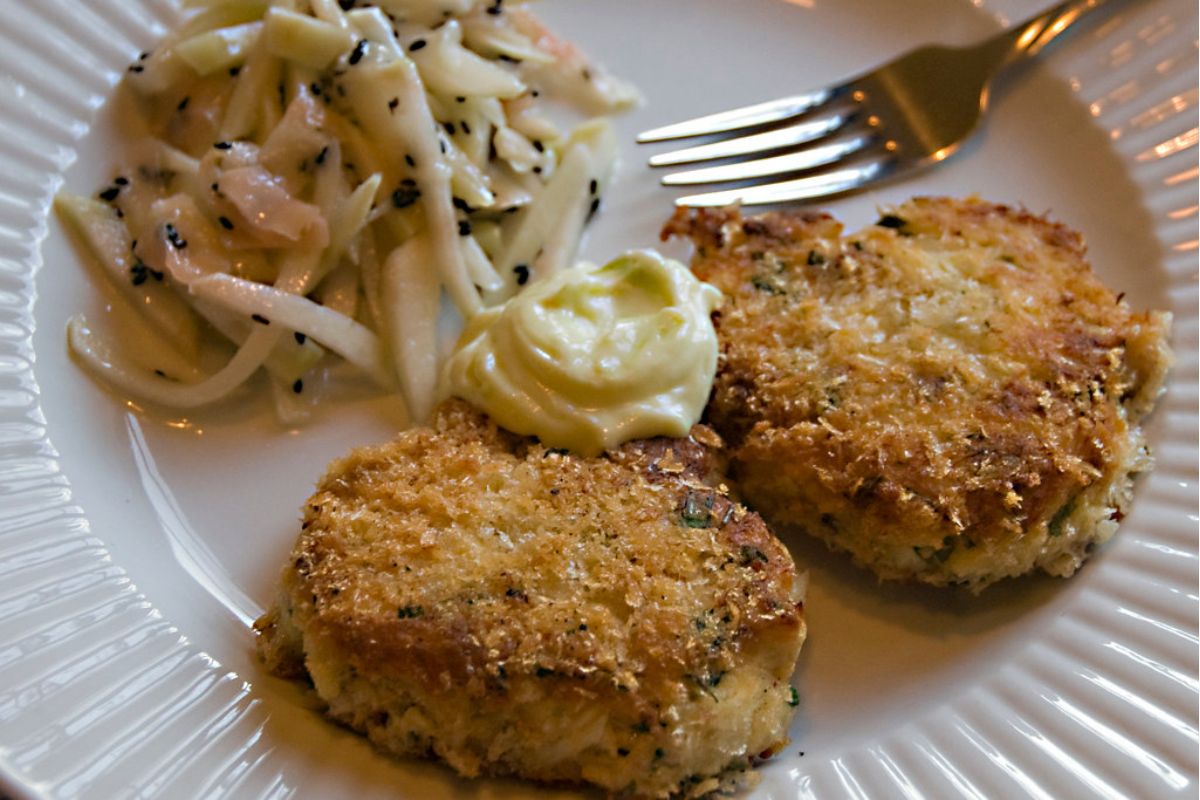 Croquetas fritas acompañadas de ensalada fresca. Foto de Flickr.