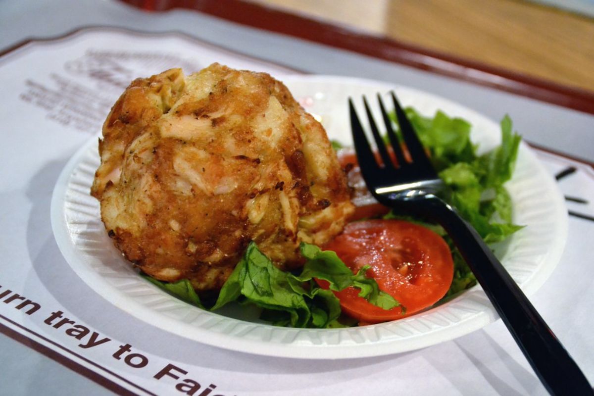 Croquetas fritas acompañadas de ensalada fresca. Foto de Flickr.