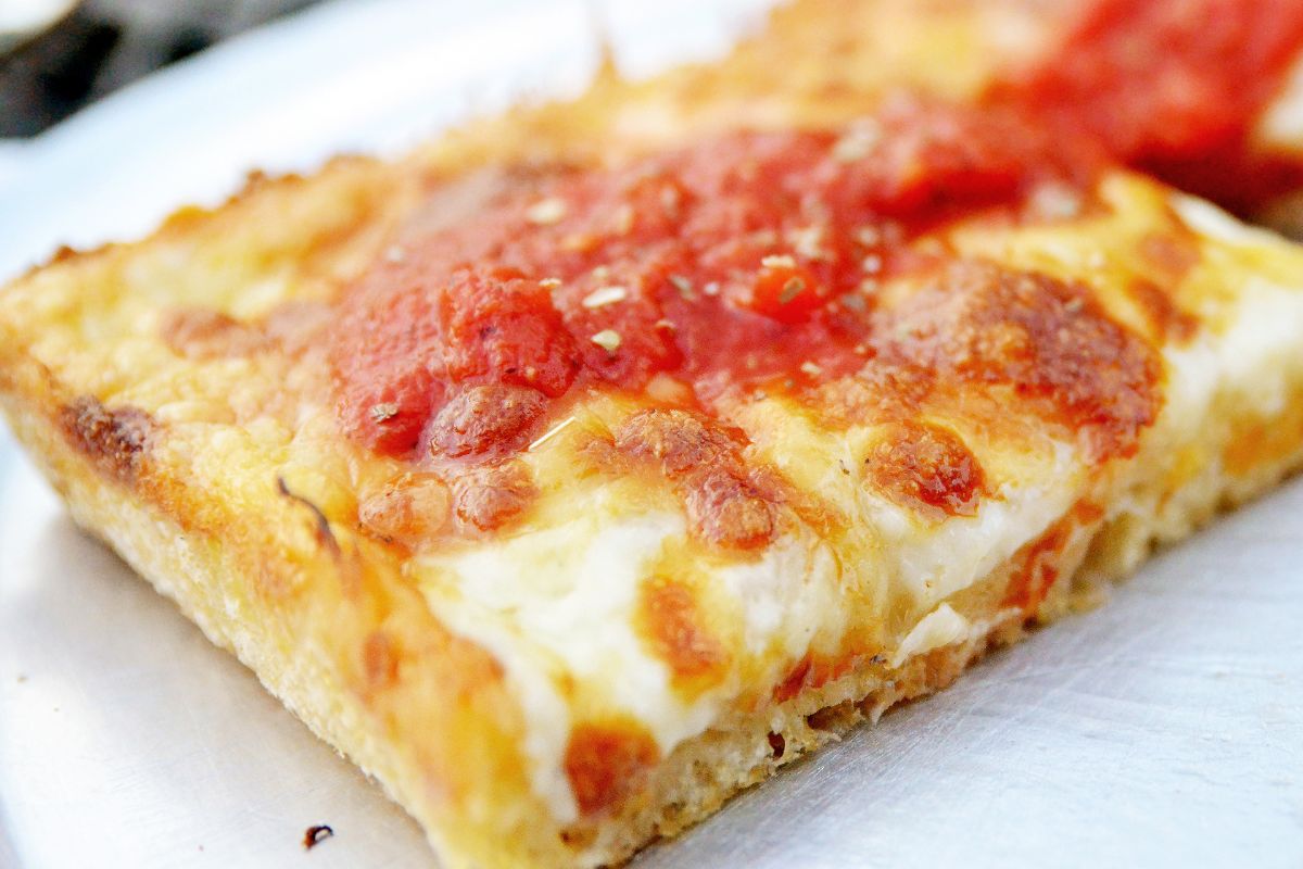 Pizza de queso con salsa de tomate. Foto de Flickr.