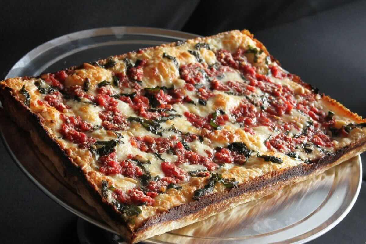 Pizza rectangular con bordes crujientes. Foto de Flickr.