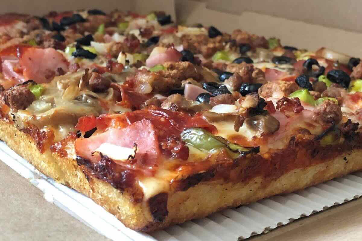 Pizza estilo Detroit: la pizza cuadrada con orilla crujiente que es irresistible