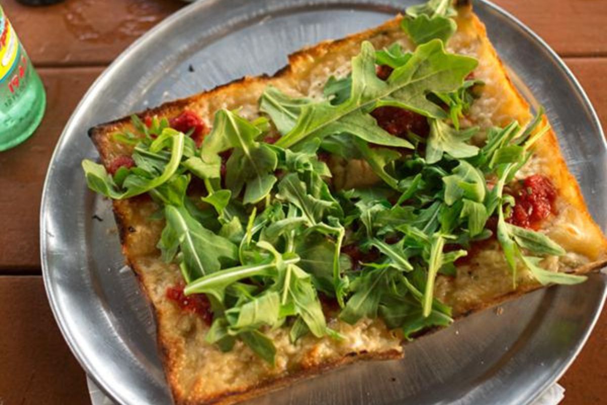 Pizza rectangular con arúgula fresca. Foto de Flickr.