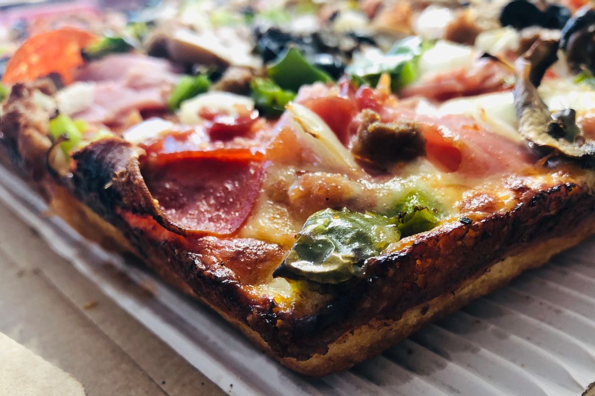 Pizza rectangular con bordes crujientes. Foto de Flickr.