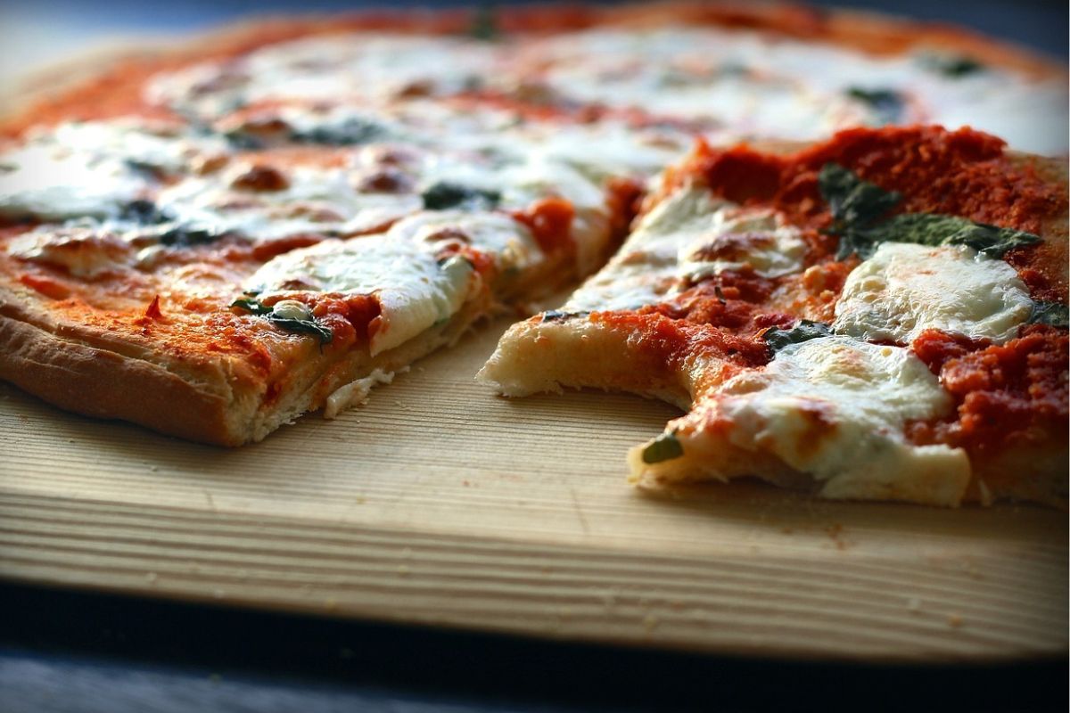 Pizza casera con salsa de tomate, queso y albahaca. Foto de Flickr.