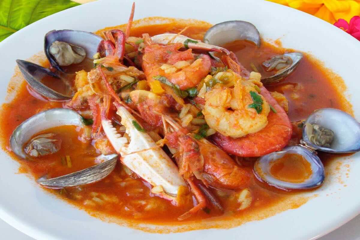 Arroz con caldo y mariscos. Foto de Flickr.