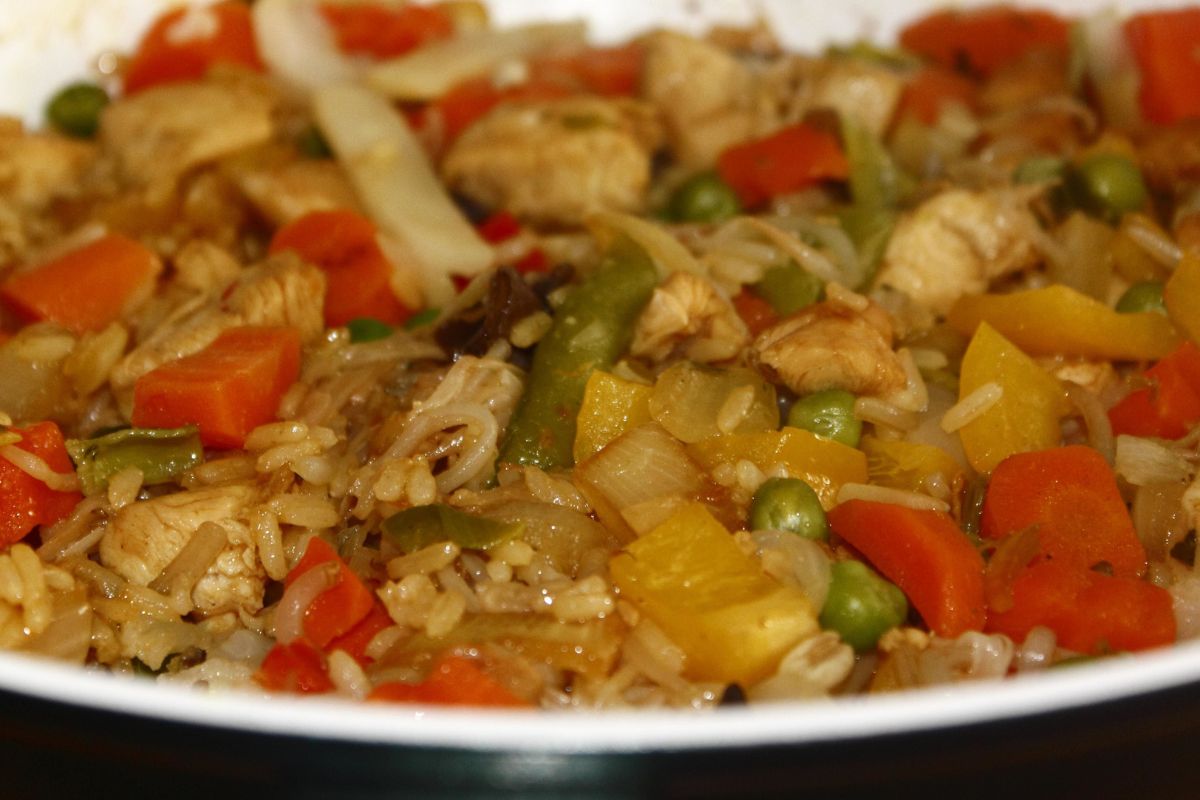 Guisado de pollo con verduras y arroz. Foto de Pexels.