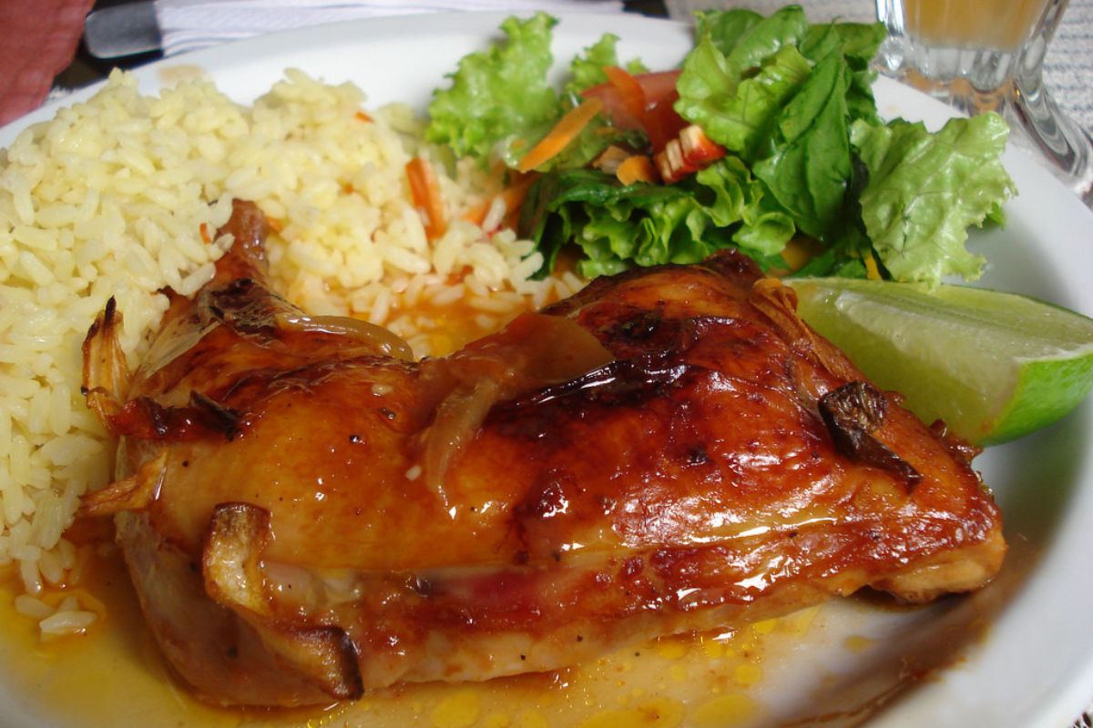 Pollo asado acompañado de arroz y ensalada fresca. Foto de Pexels.