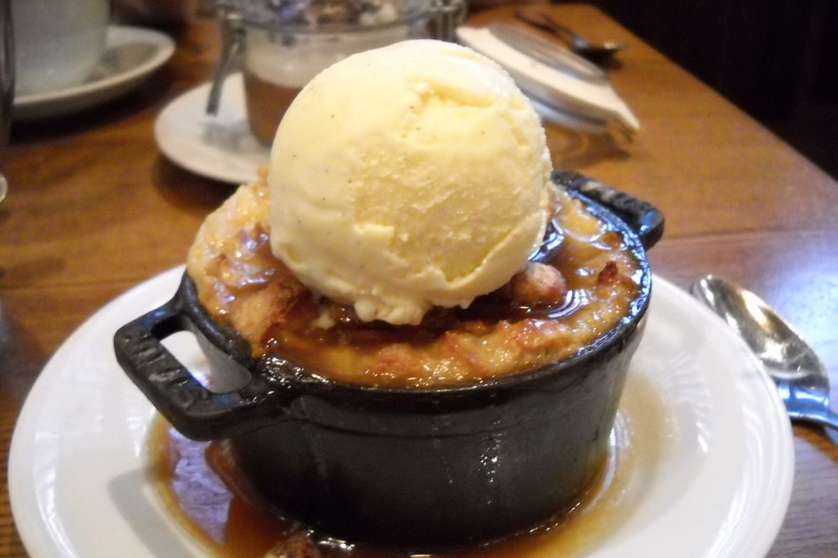 Budín con helado de vainilla. Foto de Flickr.