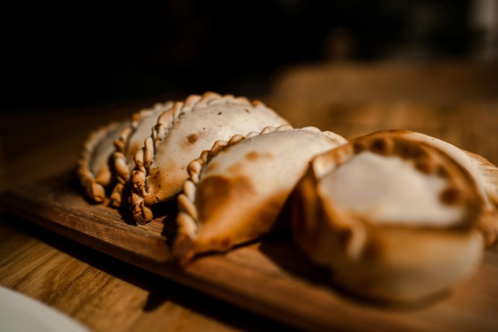 Las quesadillas y las empanadas son dos antojitos que van rellenos.