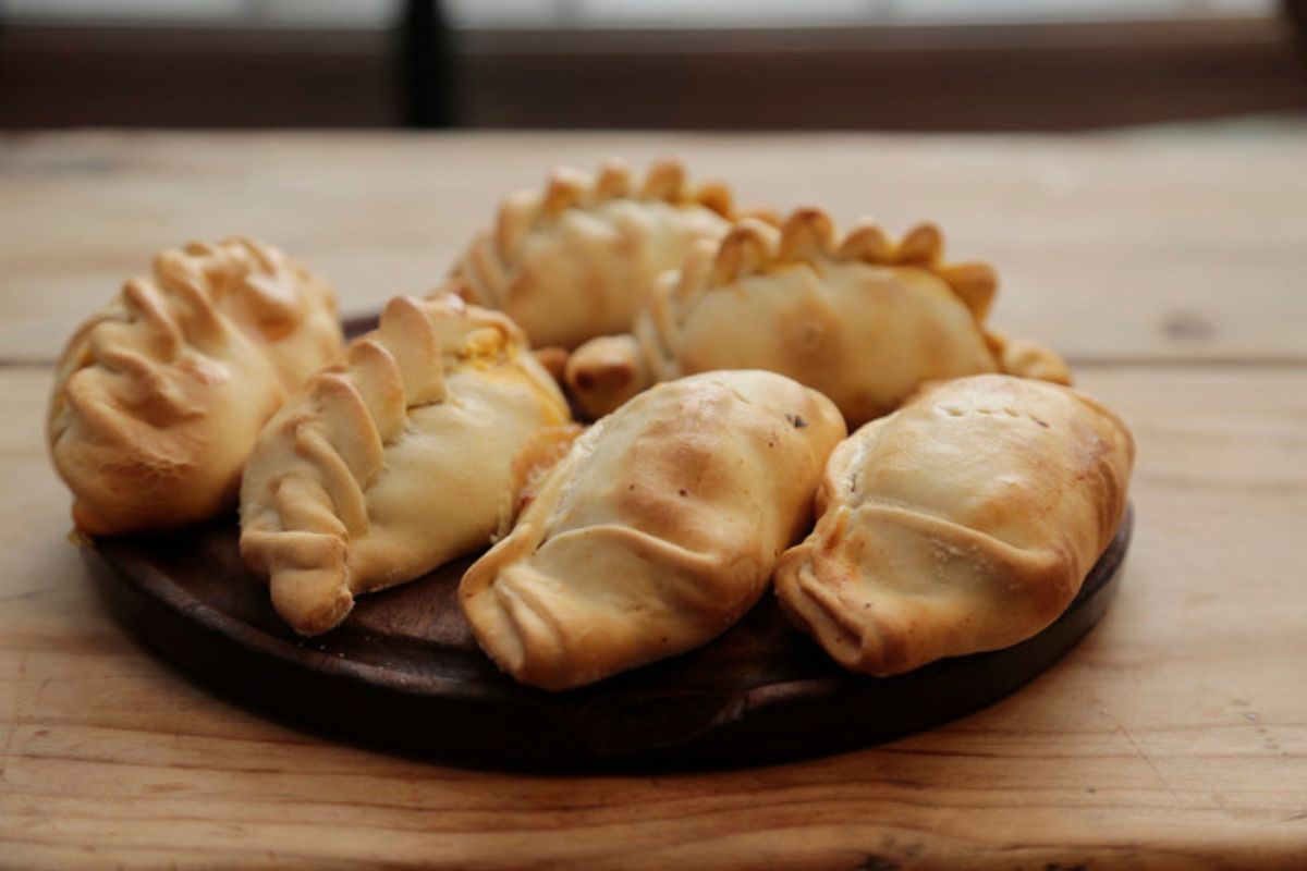 Empanadas recién horneadas. Foto de Pexels.