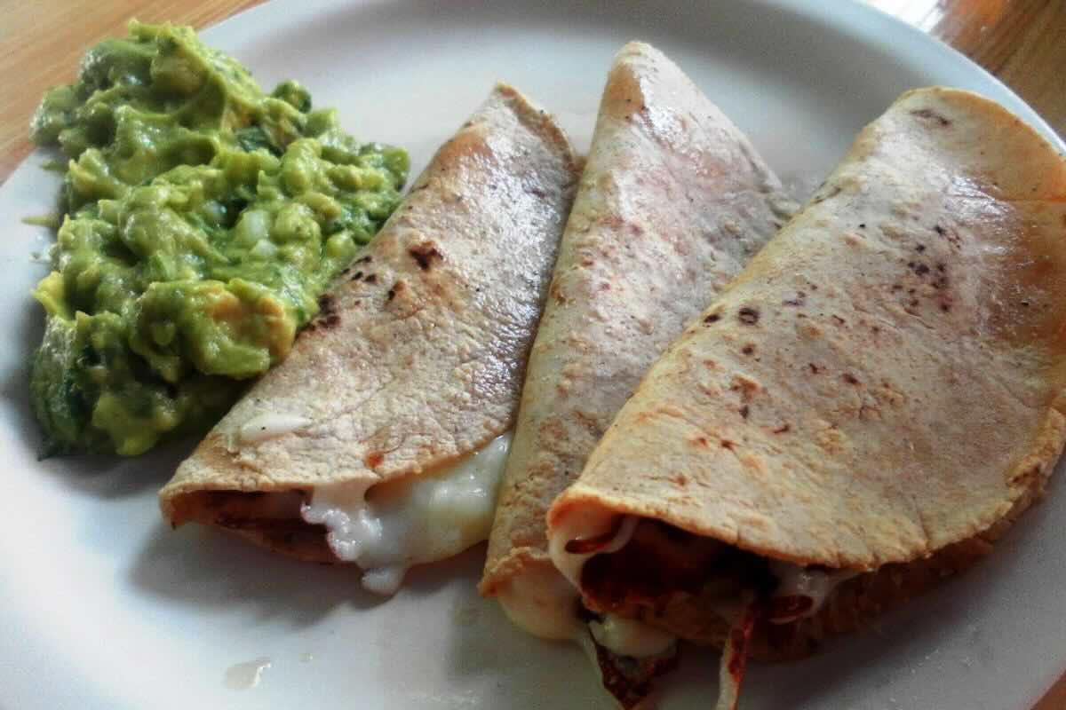 Quesadillas acompañadas de guacamole fresco. Foto de Flickr.