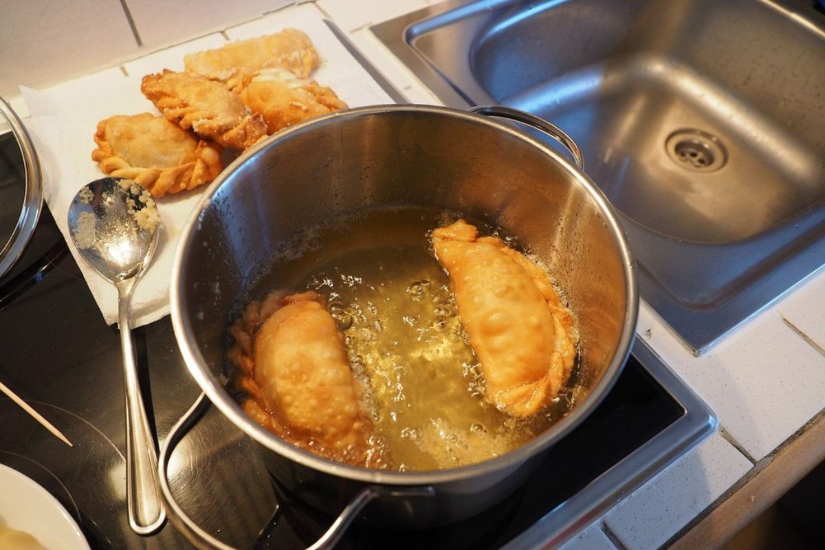 Proceso de cocción de empanadas. Foto de Flickr.