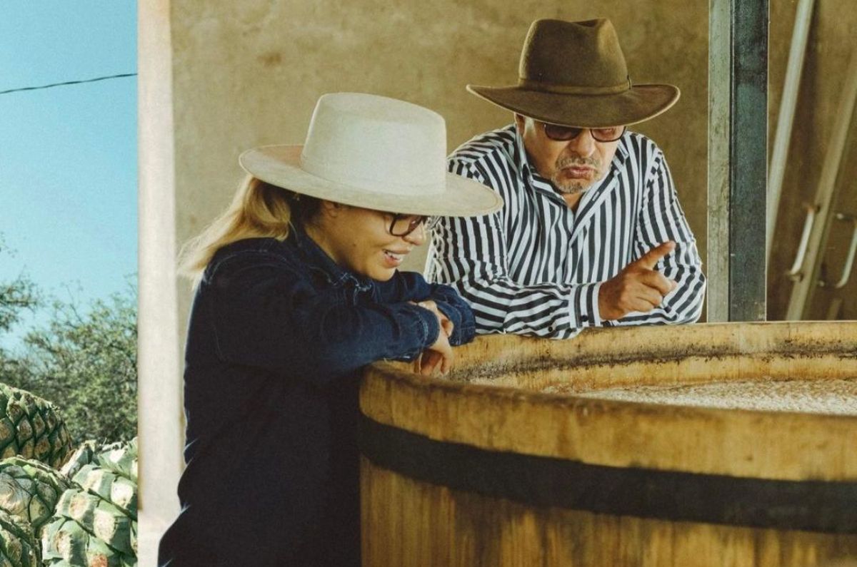 Maestro mezcalero Fortino Ramos y su hija, foto proporcionada por la marca