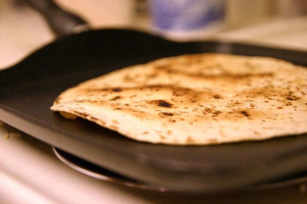 Las tostadas caseras son una preparación fácil con diferentes métodos de cocción.