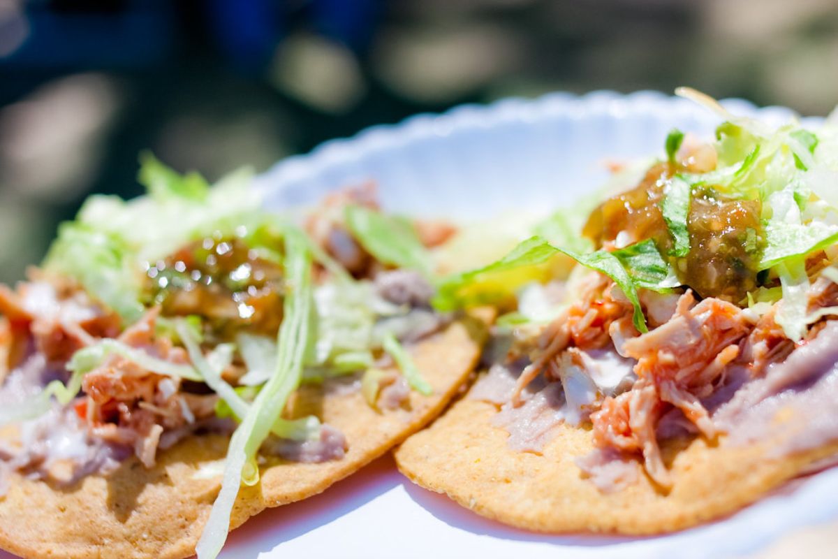 Tostadas con guisado. Foto de Flickr.