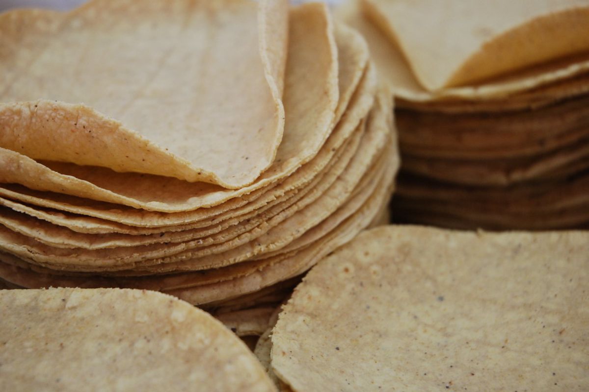 Tortillas de maíz frescas. Foto de Flickr.