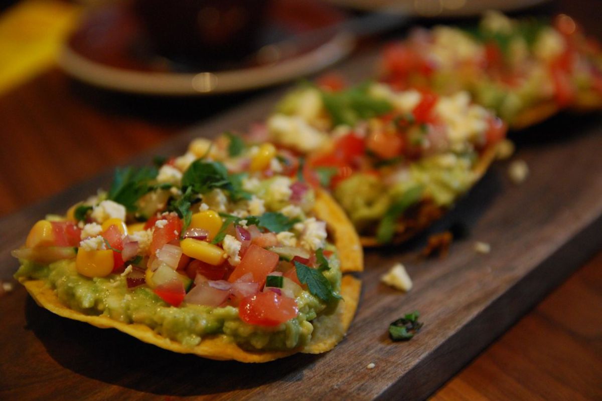 Botana de tostadas con guacamole y pico de gallo. Foto de Flickr.