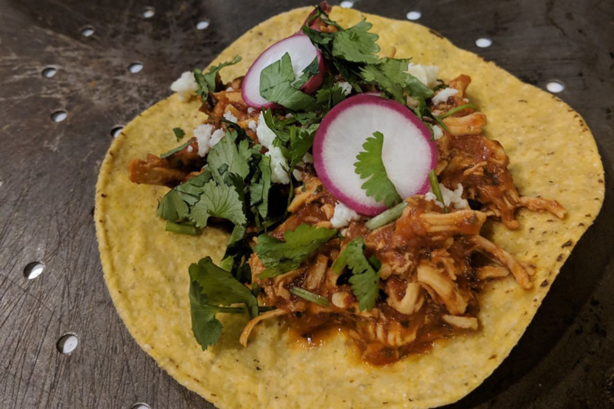 Tostadas con guisado. Foto de Flickr.