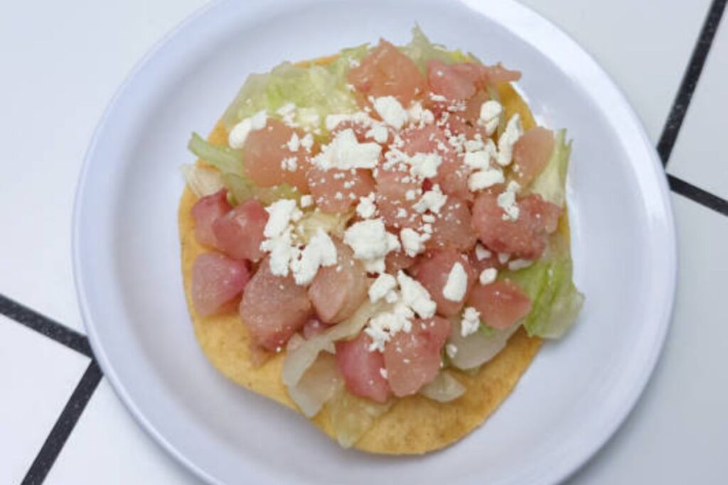 Las tostadas de pata son un antojito clásico en la CDMX que se aprecia por su cantidad de colágeno.