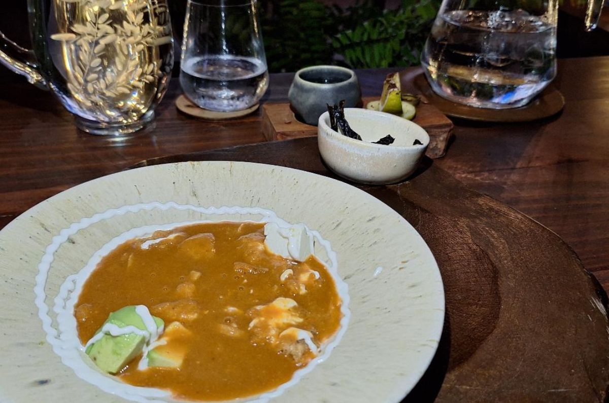 Sopa de tortilla de CDMX y mezcal 400 Conejos Joven Espadín , foto de Miriam Carmo