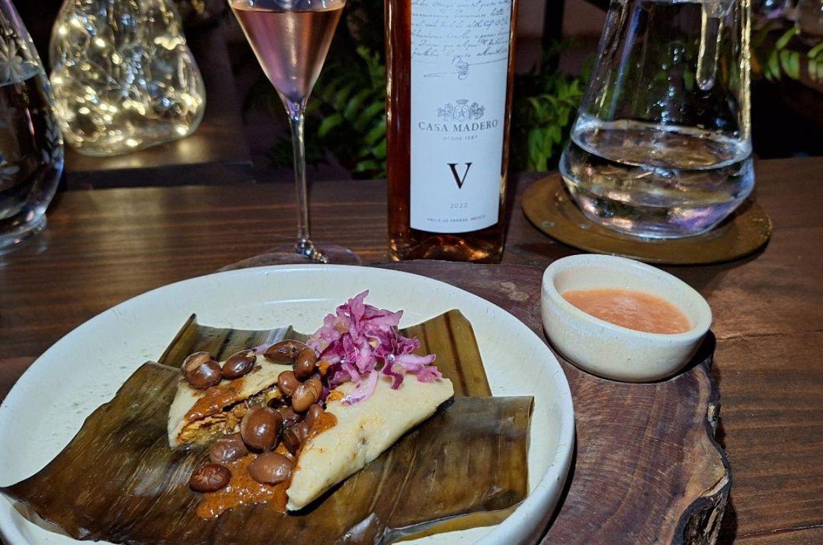 Tamal relleno de cochinita pibil de la Península del MAYAB con vino rosado Casa Madero V, foto de Miriam Carmo