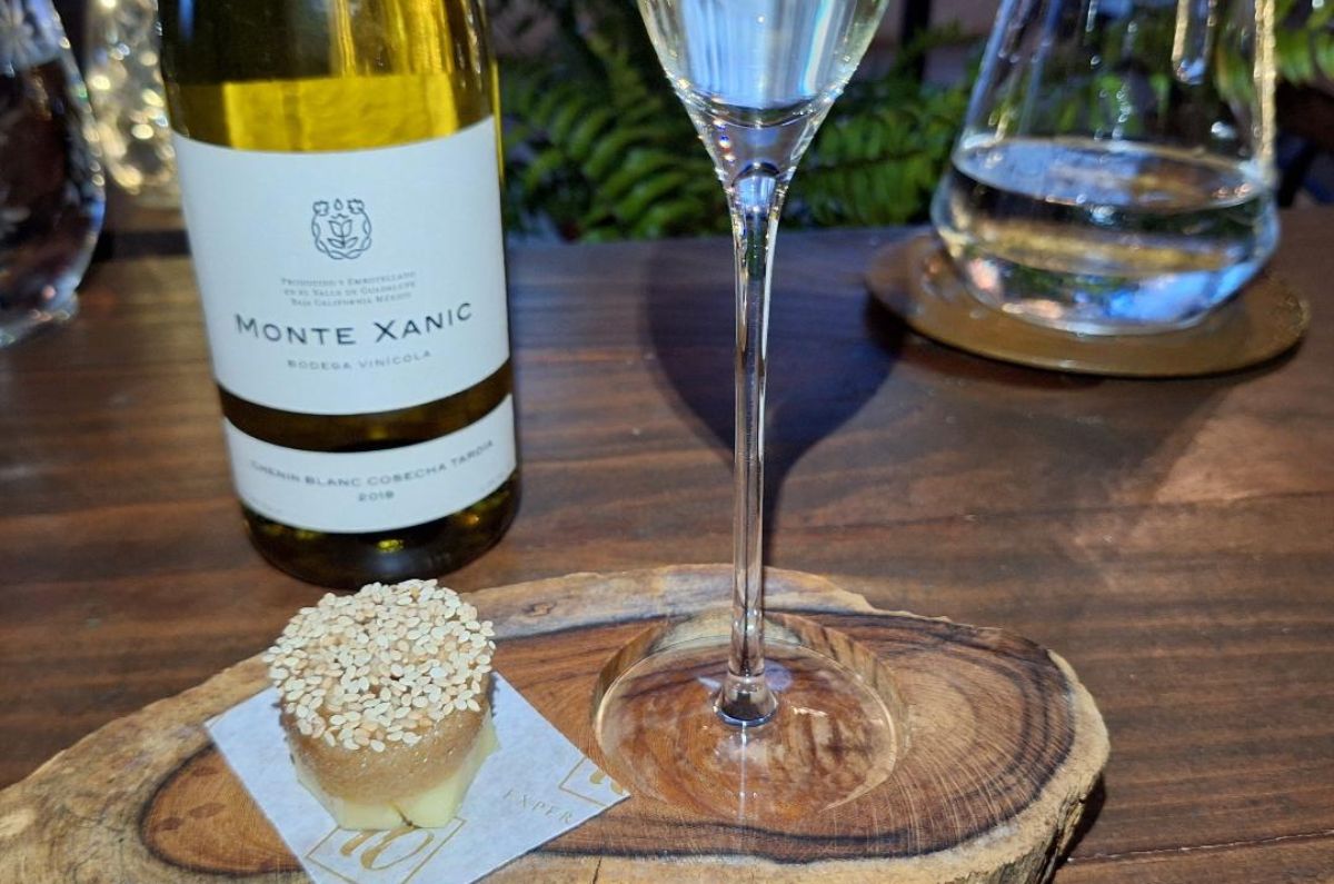 Rollo dulce de guayaba del Estado de México con vino Chenin Blanc Cosecha Tardía de Monte Xanic, foto de Miriam Carmo