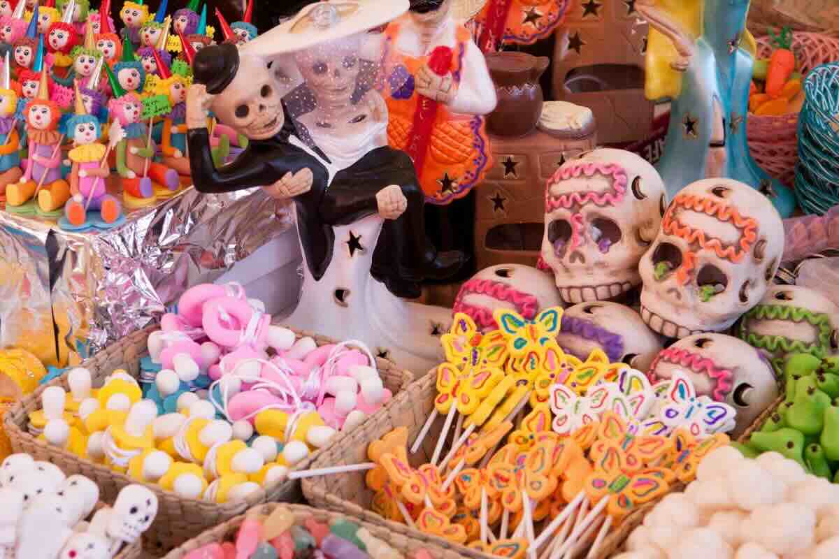 Figuras decorativas de azúcar para altares de Día de Muertos. Foto de Flickr.