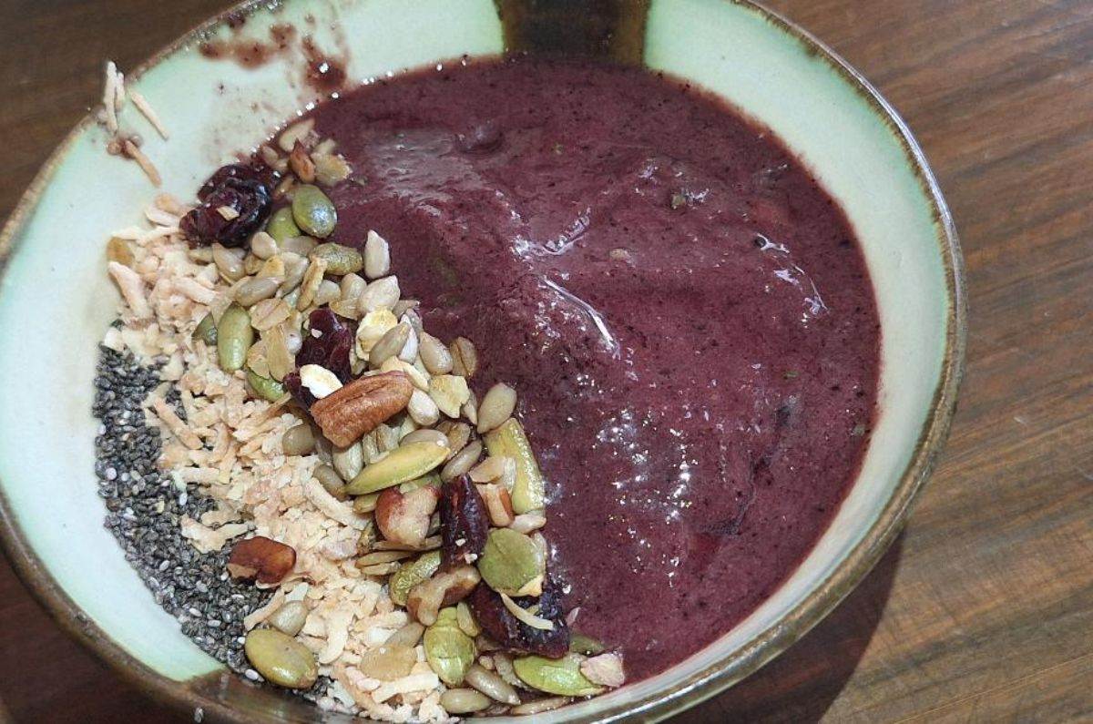 Acaí Bowl con plátano, leche de coco, miel, coco rallado, chía y cacao nibs en Mera, foto de Miriam Carmo