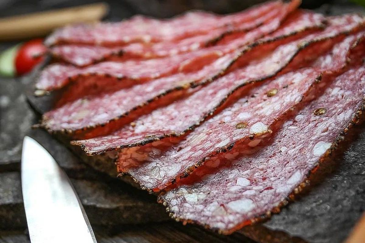 Beef jerky para compartir al centro. Foto de Flickr.