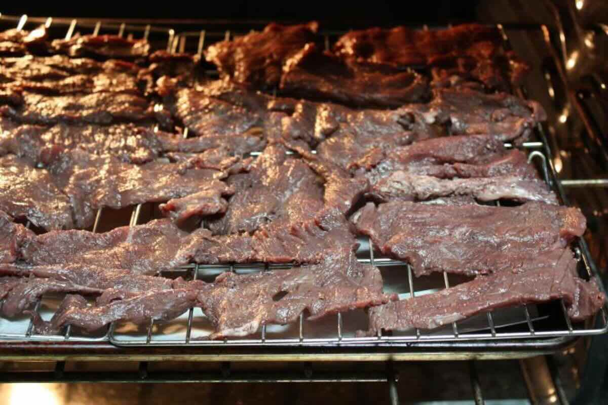 Filetes de carne de res en proceso de deshidratación. Foto de PxHere.