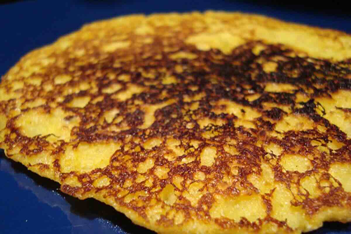 Tortilla gruesa hecha con maíz amarillo. Foto de Flickr.