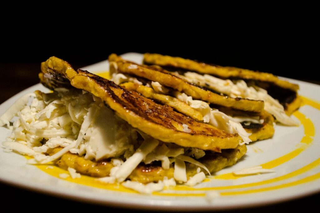 Las cachapas son un platillo con maíz dulce y relleno salado de la cocina venezolana.