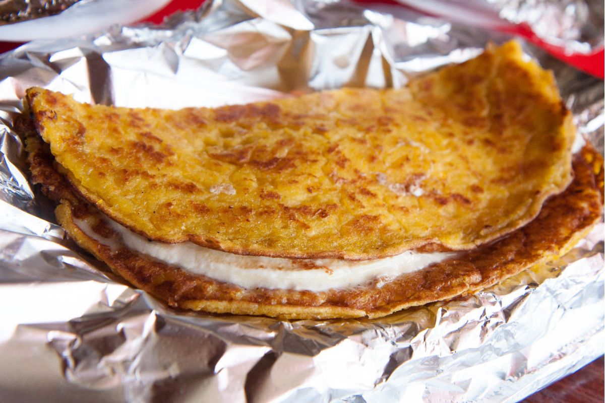 Cachapa tradicional rellena de queso. Foto de Wikimedia Commons.