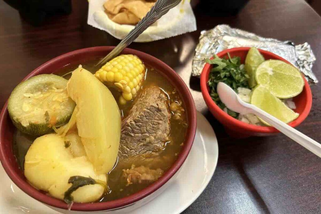 El caldo de res y la carne en su jugo son dos platillos que se dominan en México.