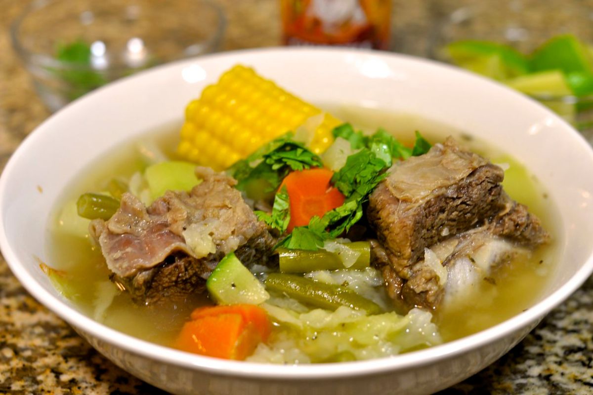 Caldo de res con elote, zanahoria y cilantro fresco. Foto de Flickr.