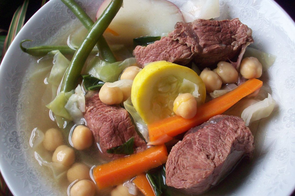 Carne de res servida con caldo, ejotes, zanahoria y garbanzos. Foto de Flickr.