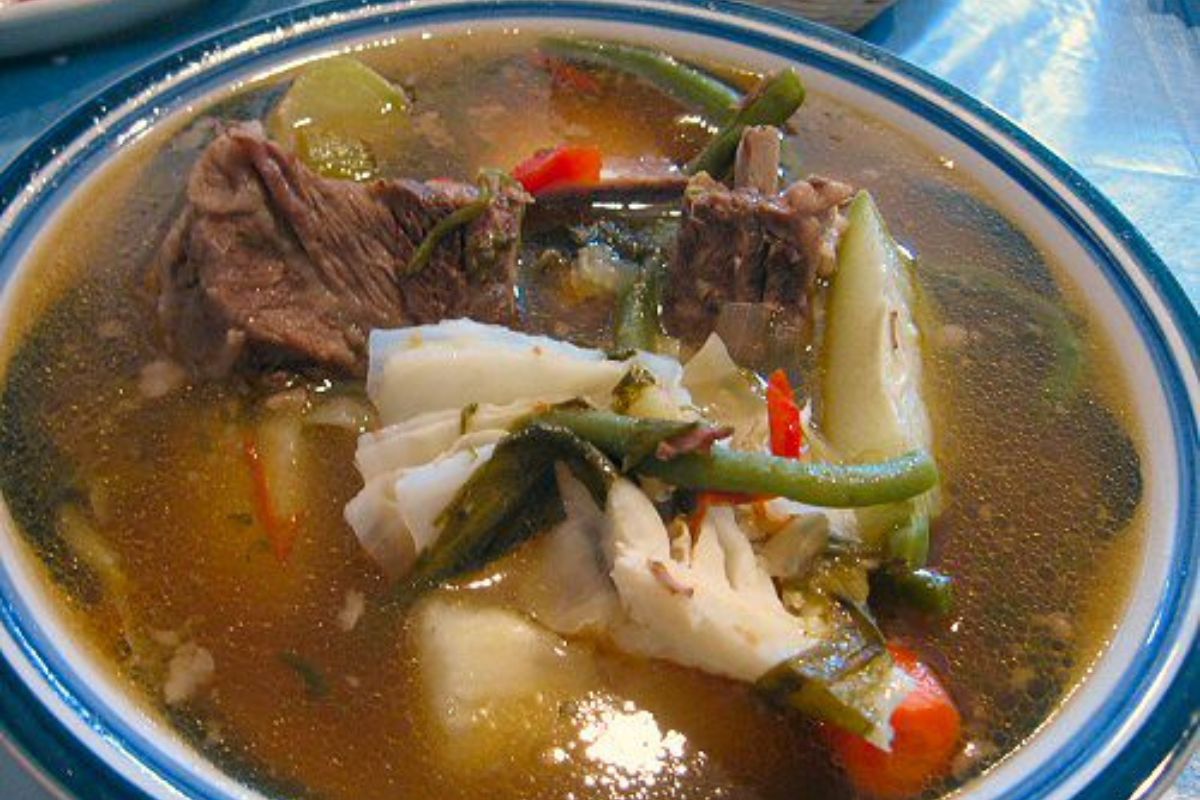 Caldo con carne de res y vegetales. Foto de Flickr.