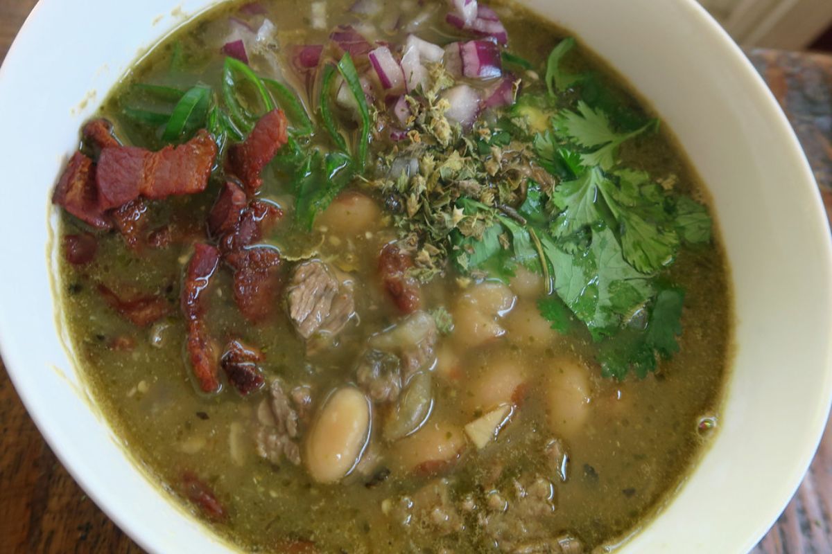 Carne en su jugo con tocino y salsa verde. Foto de Flickr.