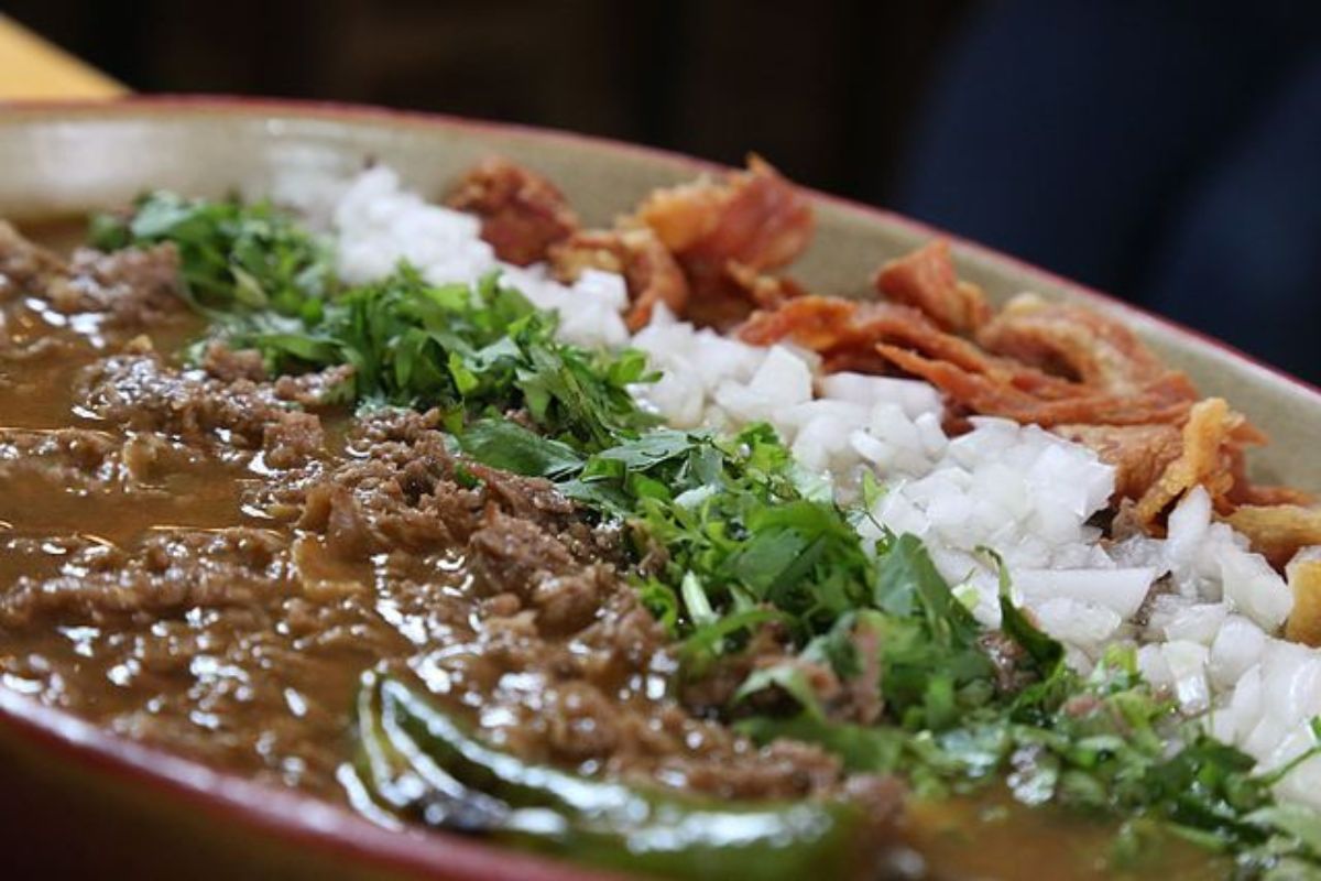 Carne en su jugo con cebolla y cilantro fresco. Foto de Wikimedia Commons.