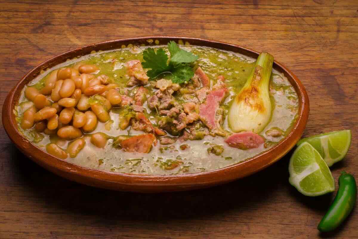 Carne en su jugo con tocino y salsa verde. Foto de Flickr.