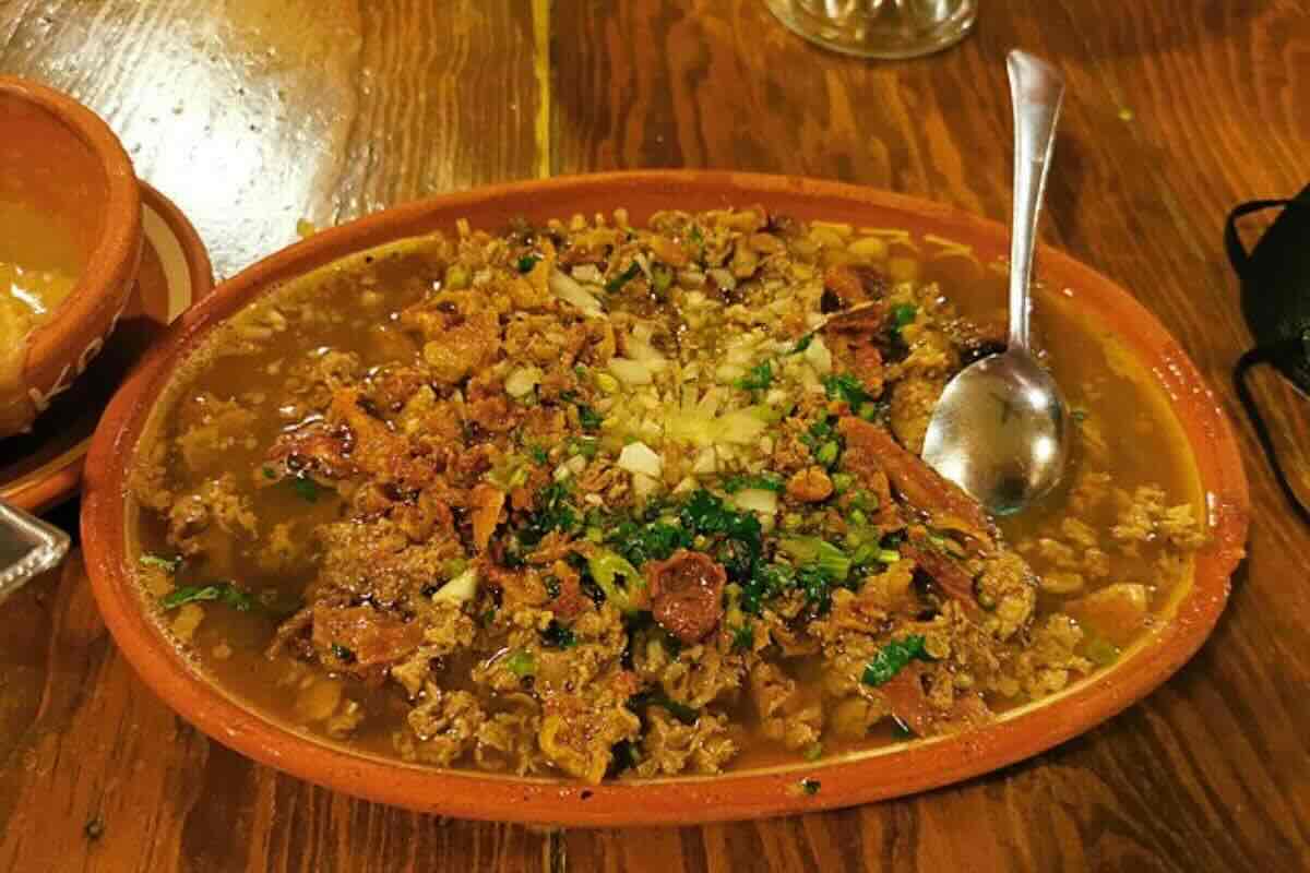 Carne en su jugo con chicharrón y tocino. Foto de Flickr.