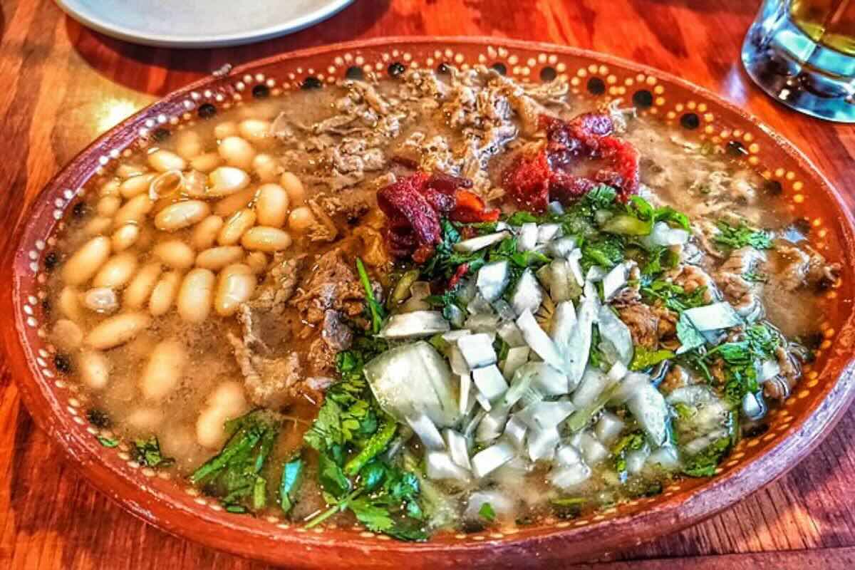 Carne en su jugo con chorizo frito. Foto de Flickr.