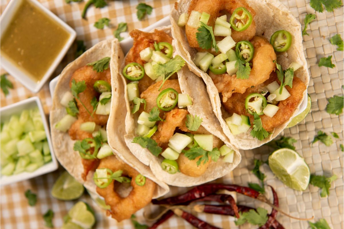 Tacos de camarones rebozados. Foto de Pexels.