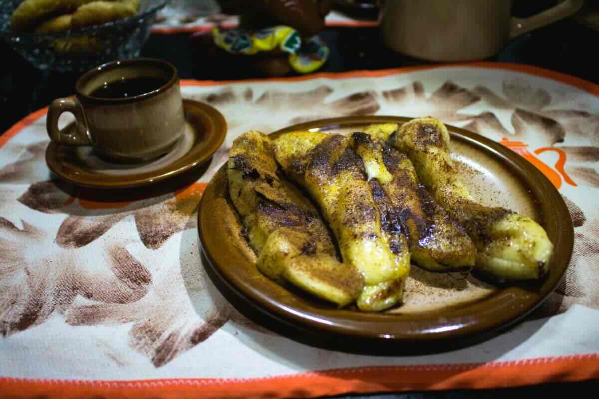 Postre tradicional brasileño acompañado de café. Foto de Flickr.