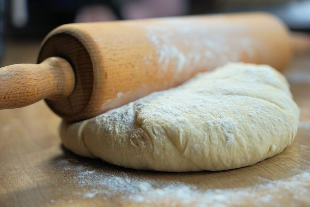 Hacer pan de muerto es fácil de lograr en casa una vez que se conoce la receta.